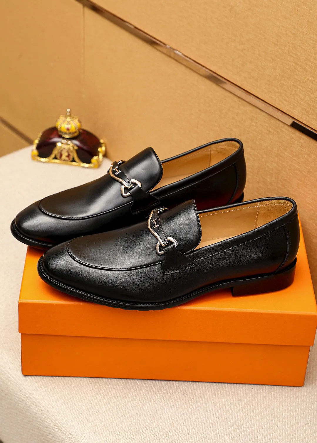 Men's shoes 💰442 💐 Product trademark: HERMES "Hermès" casual leather shoes Regular size: 38-44 (45🉑️customized) Product materials: Selected imported first-layer calfskin upper + luxury hardware buckle, imported water-dyed 🐂 cowhide lining. Strong three-dimensional visual effect, combined outsole Color: 1⃣️color optional